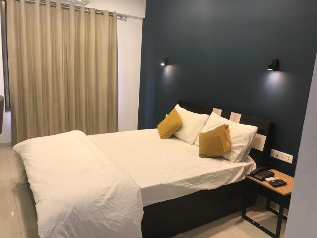 Hooliv 7 Avenues G Block Hotel Púna Kültér fotó